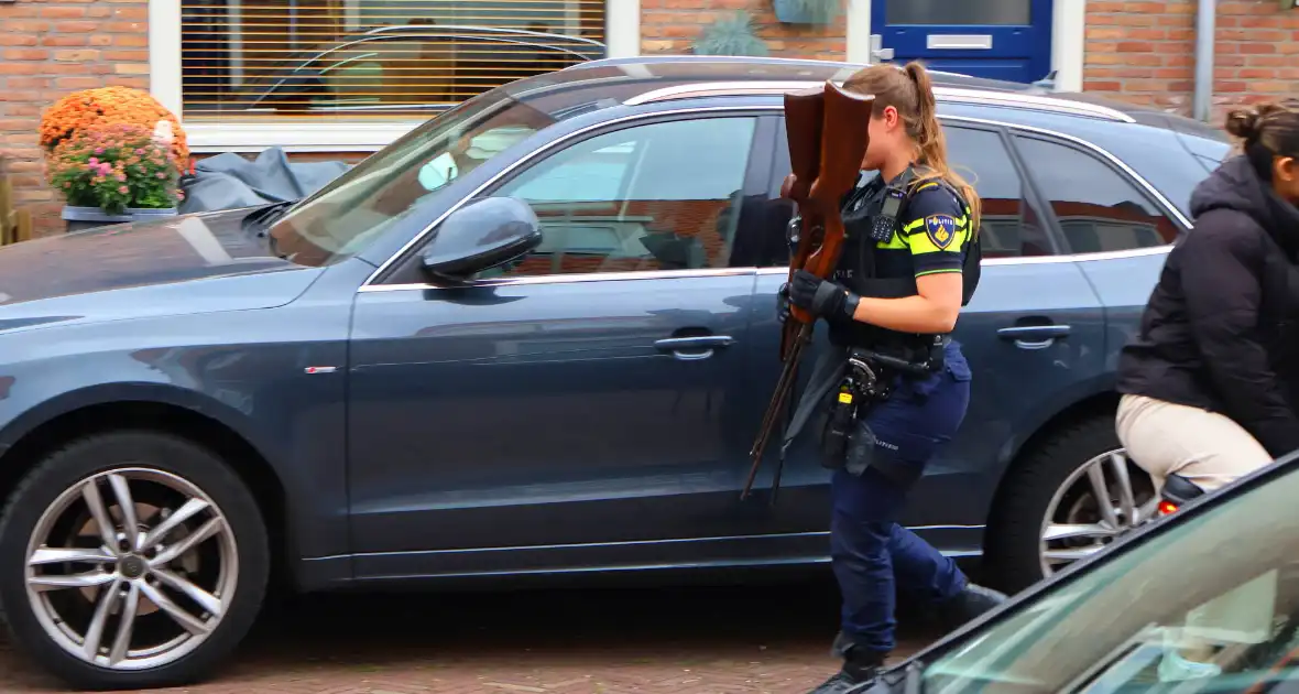 Agenten in kogelwerende vesten nemen wapens in beslag - Foto 8