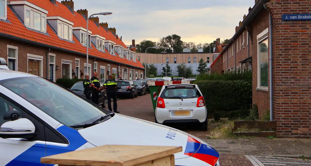 Agenten in kogelwerende vesten nemen wapens in beslag - Foto 9