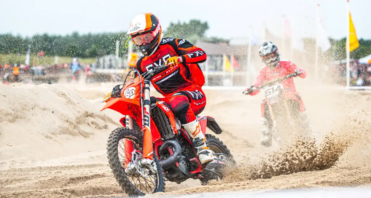 Duizenden toeschouwers bij 37e strandcross Vlissingen - Foto 1