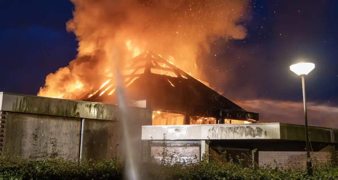 Dak ingestort bij zeer grote brand