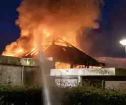 Dak ingestort bij zeer grote brand