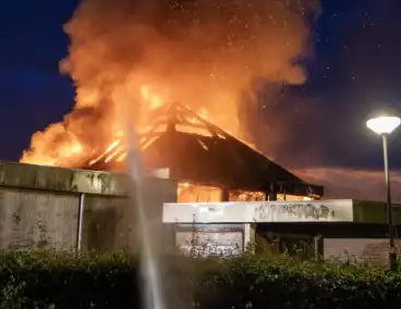 Dak ingestort bij zeer grote brand