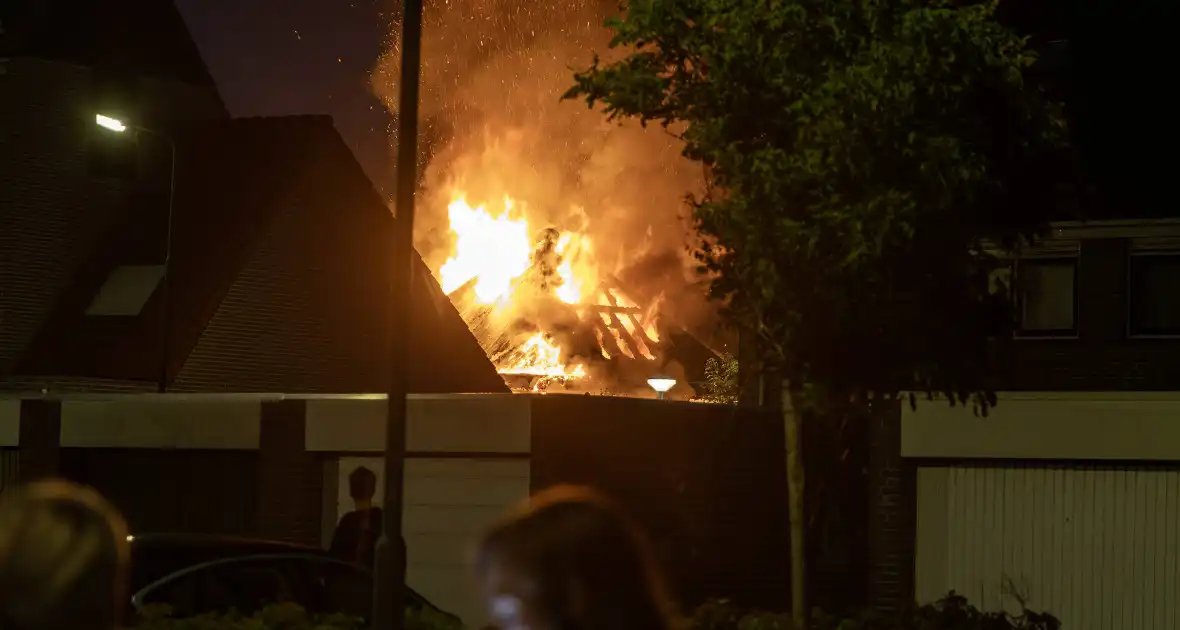 Dak ingestort bij zeer grote brand - Foto 1