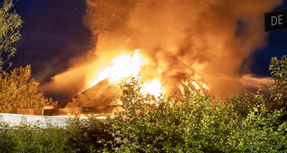 Dak ingestort bij zeer grote brand - Foto 2