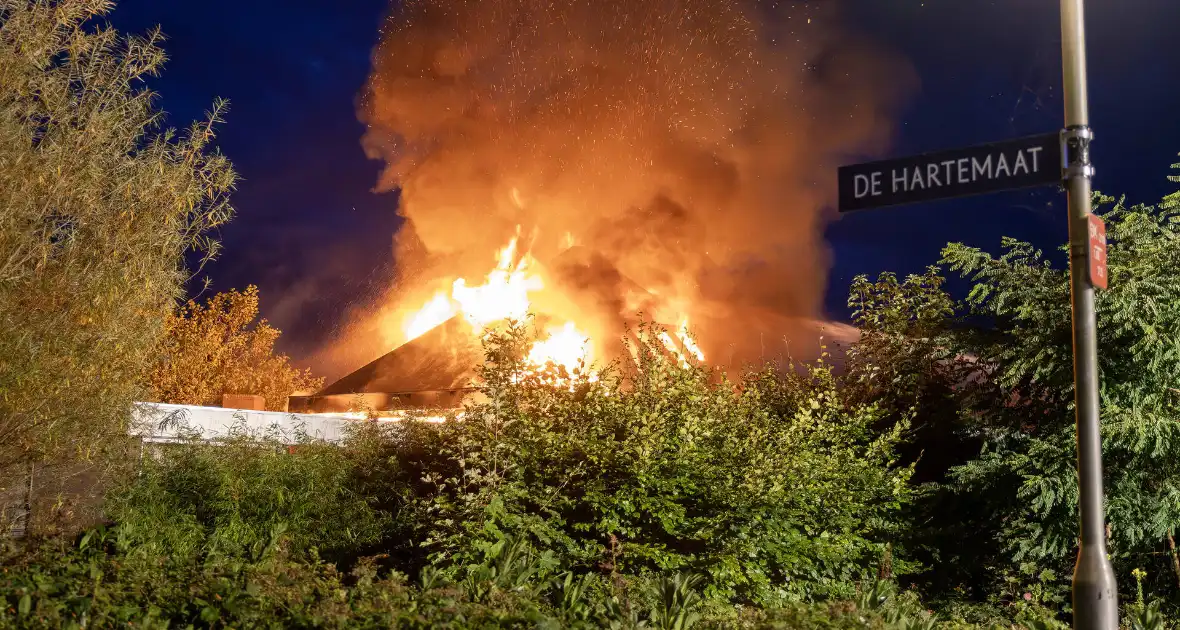 Dak ingestort bij zeer grote brand - Foto 3