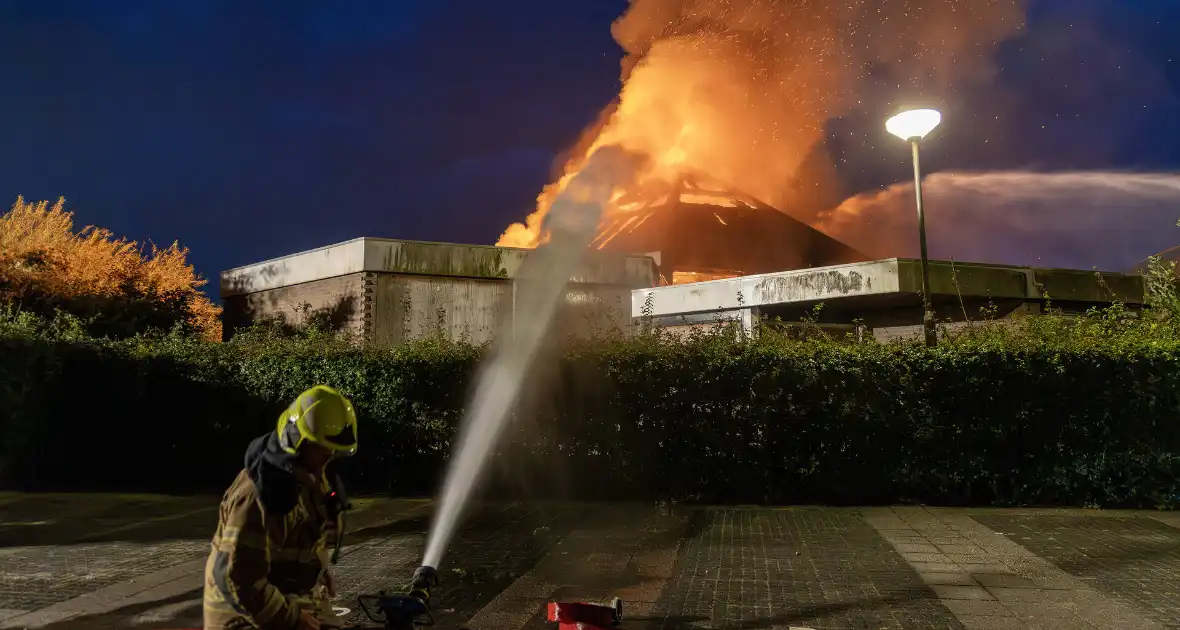 Dak ingestort bij zeer grote brand - Foto 4