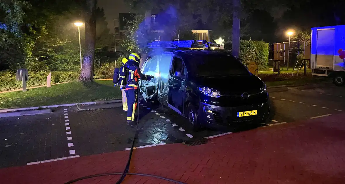 Hydraulisch gereedschap ingezet bij blussen voertuigbrand