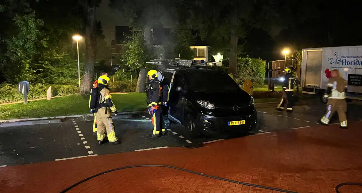 Hydraulisch gereedschap ingezet bij blussen voertuigbrand - Foto 1