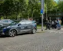 Taxichauffeur en scooterrijder in botsing