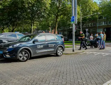 Taxichauffeur en scooterrijder in botsing