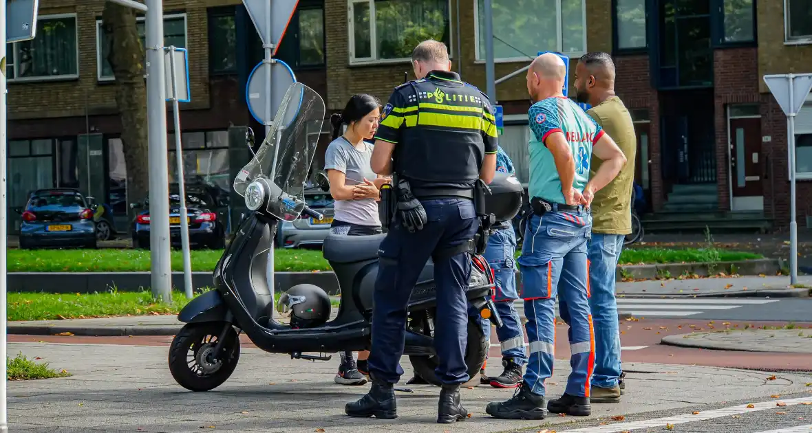 Taxichauffeur en scooterrijder in botsing - Foto 1