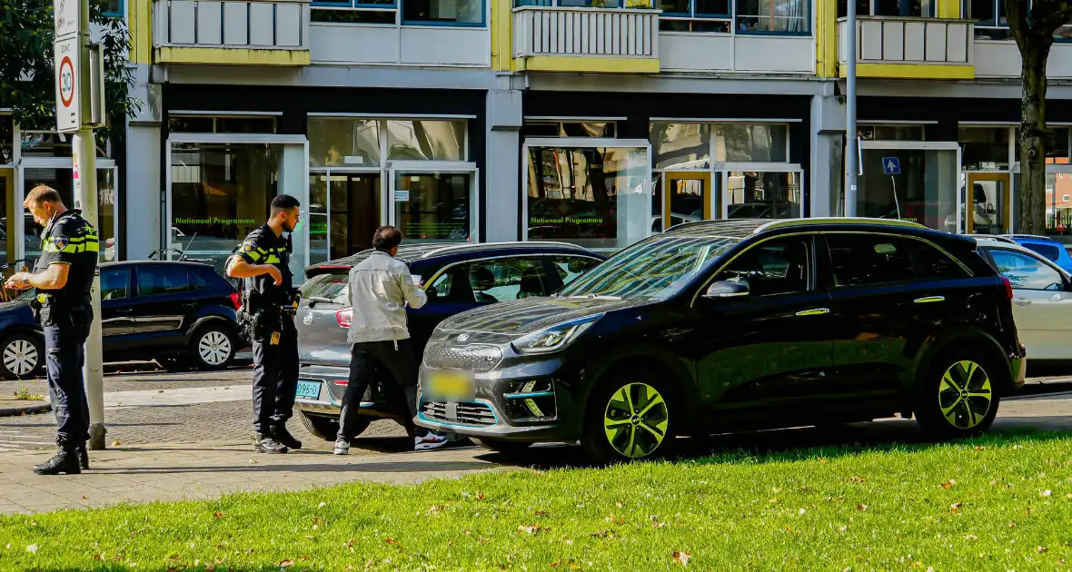 Taxichauffeur en scooterrijder in botsing - Foto 2