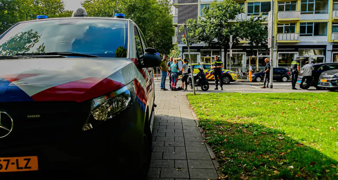 Taxichauffeur en scooterrijder in botsing - Foto 3