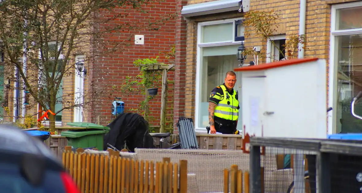 Politie onderzoekt vernieling aan voordeur door vuurwerkbom