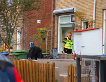 Politie onderzoekt vernieling aan voordeur door vuurwerkbom