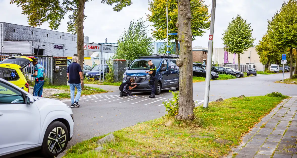 Ambulance vervoert gewonde na aanrijding - Foto 1