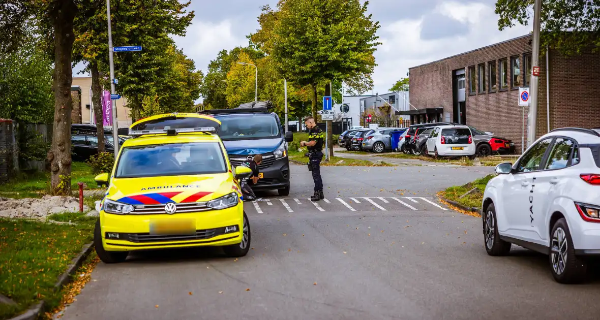 Ambulance vervoert gewonde na aanrijding - Foto 2