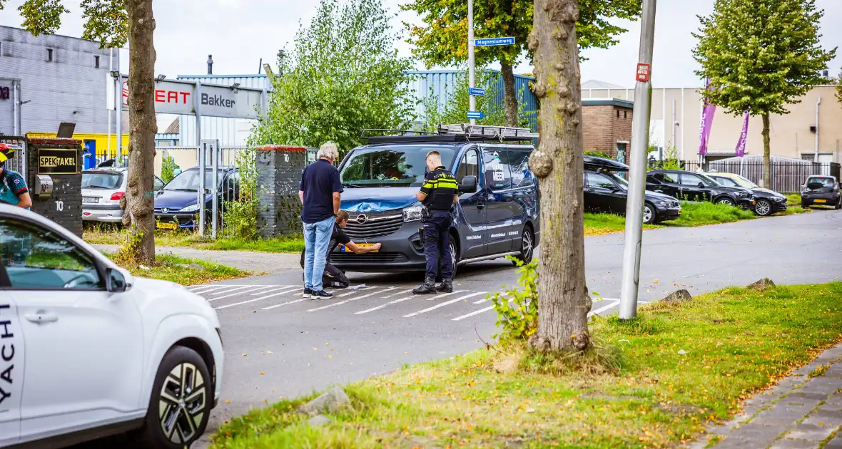 Ambulance vervoert gewonde na aanrijding - Foto 3