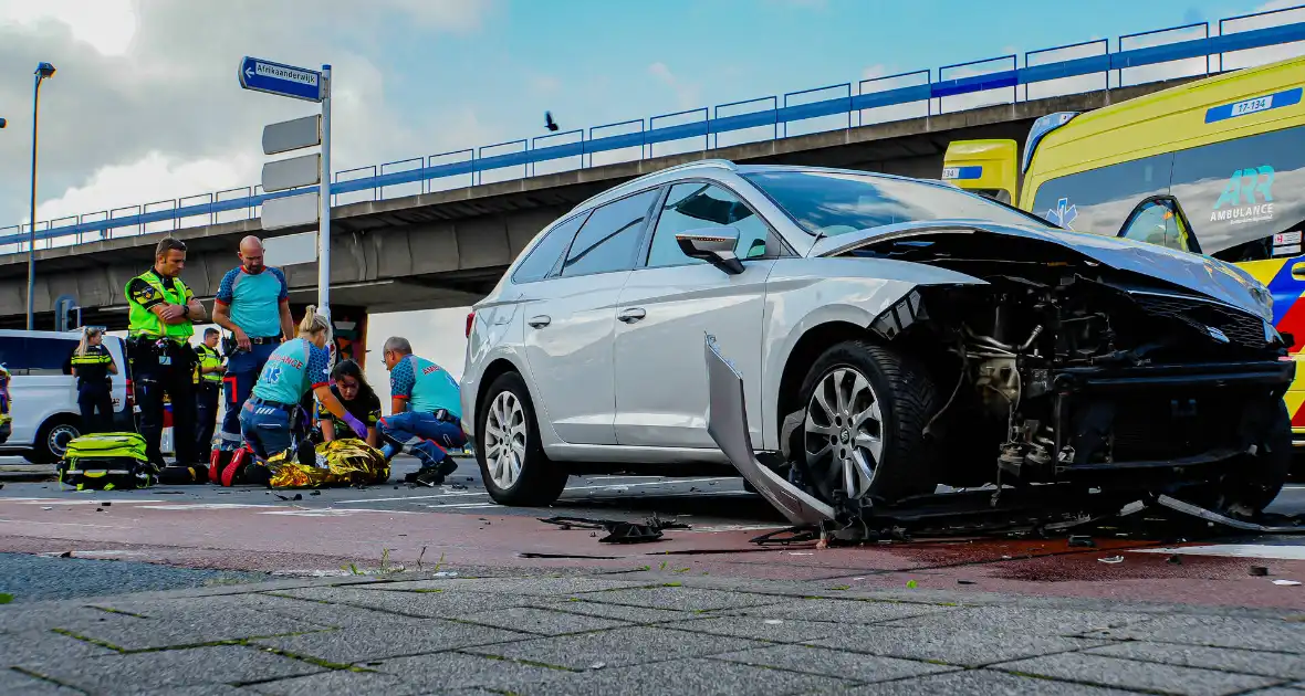 Veel schade na harde botsing op kruising