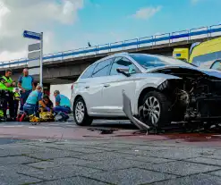 Veel schade na harde botsing op kruising