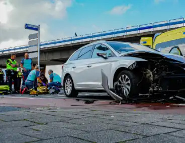 Veel schade na harde botsing op kruising