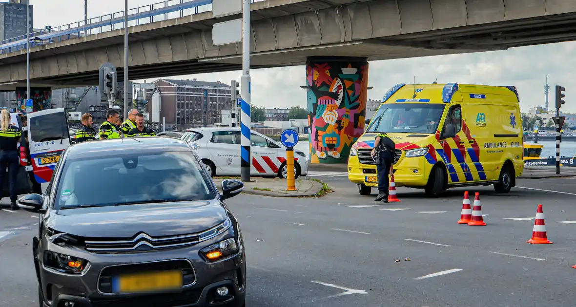 Veel schade na harde botsing op kruising - Foto 1