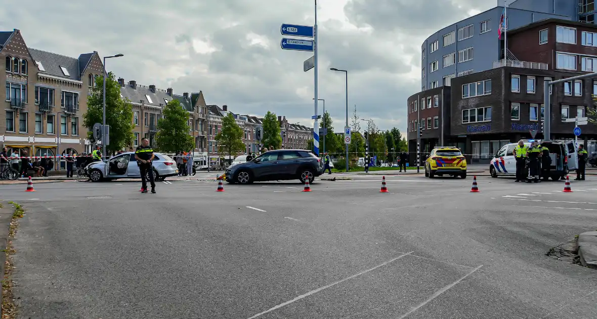 Veel schade na harde botsing op kruising - Foto 2