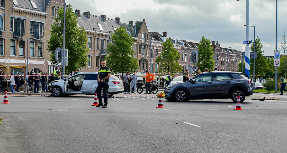 Veel schade na harde botsing op kruising - Foto 3