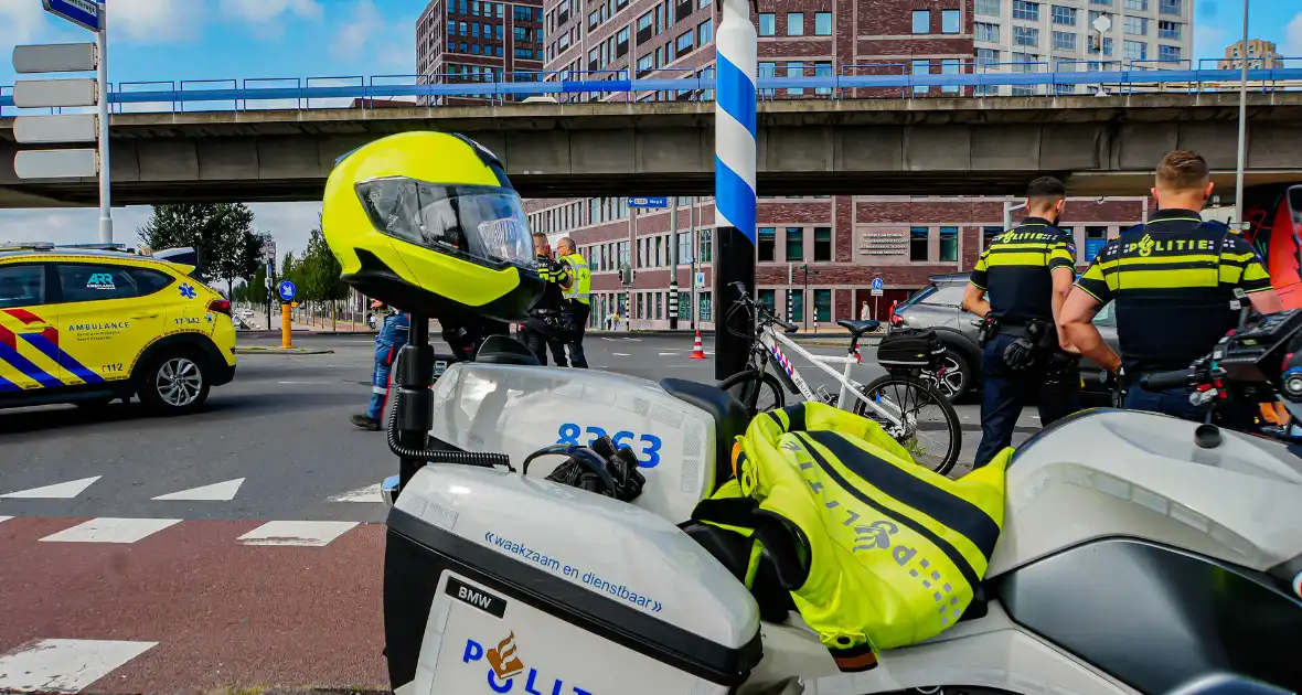 Veel schade na harde botsing op kruising - Foto 4