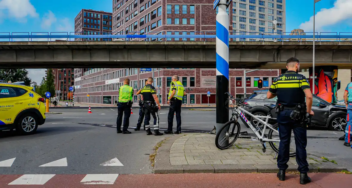 Veel schade na harde botsing op kruising - Foto 5