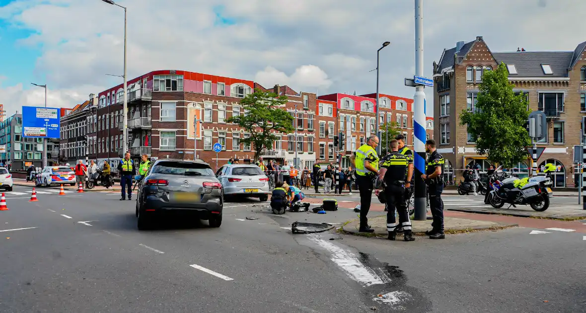 Veel schade na harde botsing op kruising - Foto 7