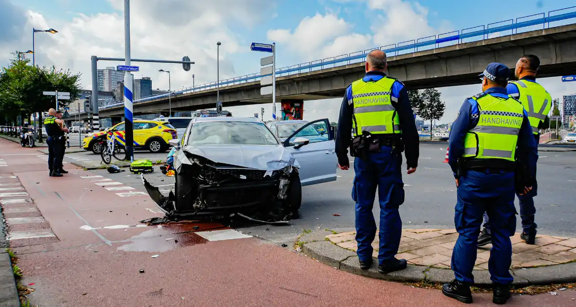 Veel schade na harde botsing op kruising - Foto 9