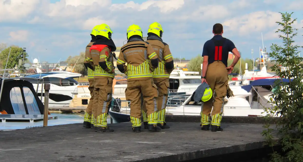 Kortsluiting veroorzaakt rookontwikkeling op boot - Foto 4