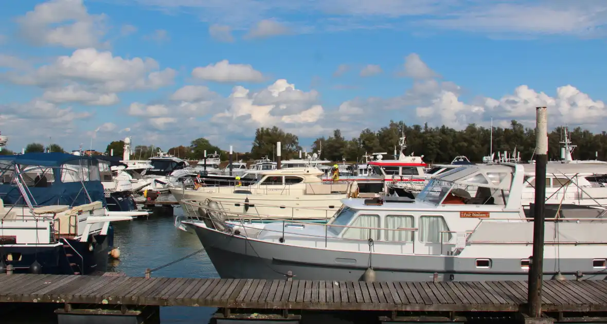 Kortsluiting veroorzaakt rookontwikkeling op boot - Foto 9