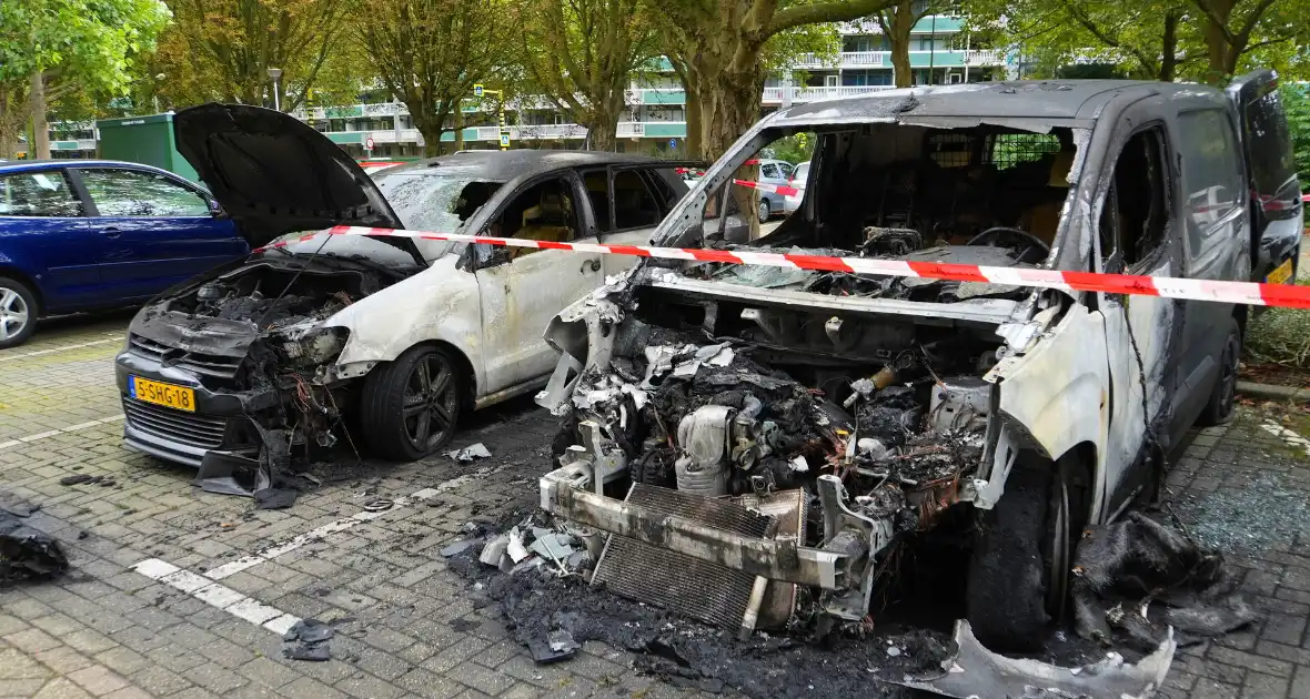 Politie doet onderzoek naar brand in geparkeerde voertuigen