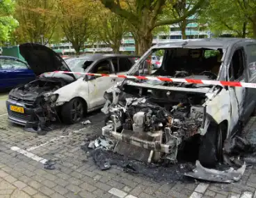 Politie doet onderzoek naar brand in geparkeerde voertuigen