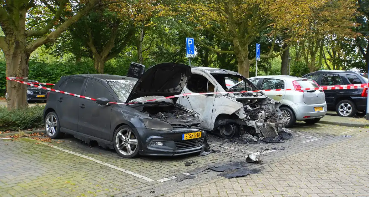 Politie doet onderzoek naar brand in geparkeerde voertuigen - Foto 1