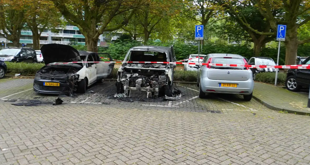 Politie doet onderzoek naar brand in geparkeerde voertuigen - Foto 2