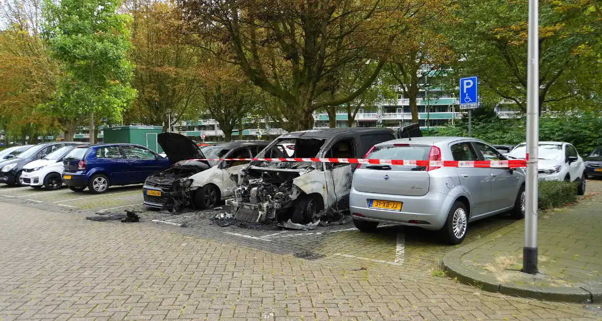 Politie doet onderzoek naar brand in geparkeerde voertuigen - Foto 3