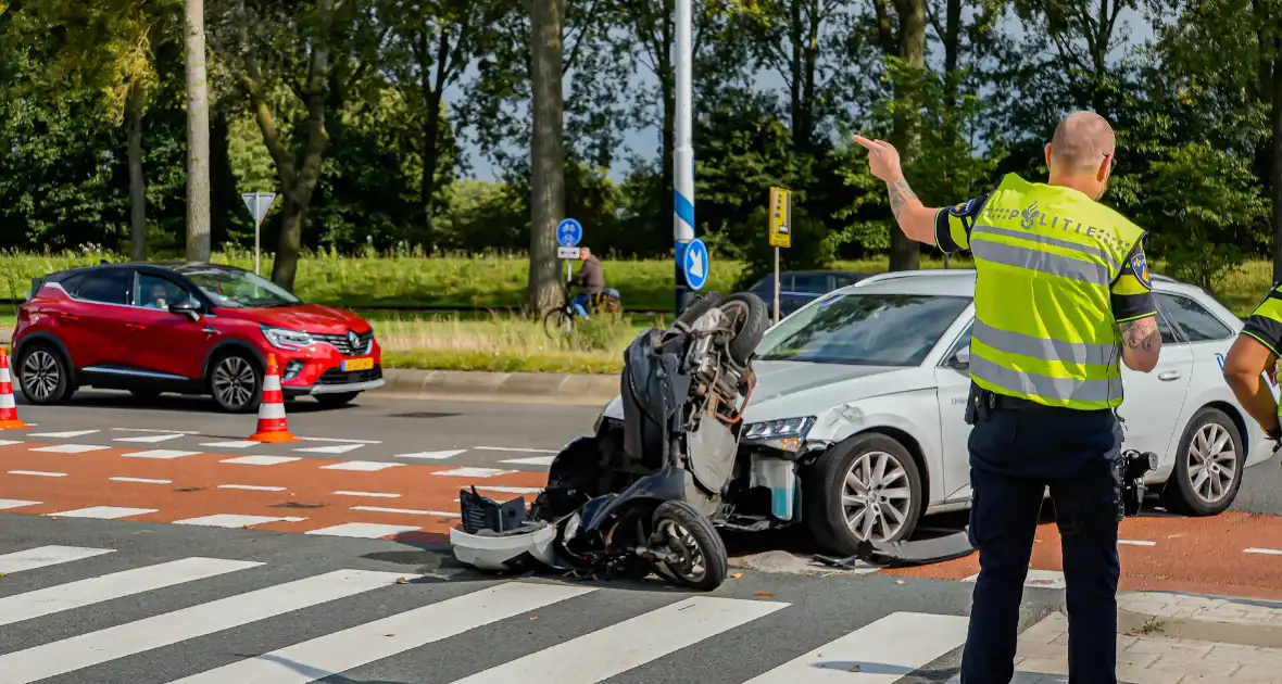 Scooterrijder naar ziekenhuis na botsing met auto