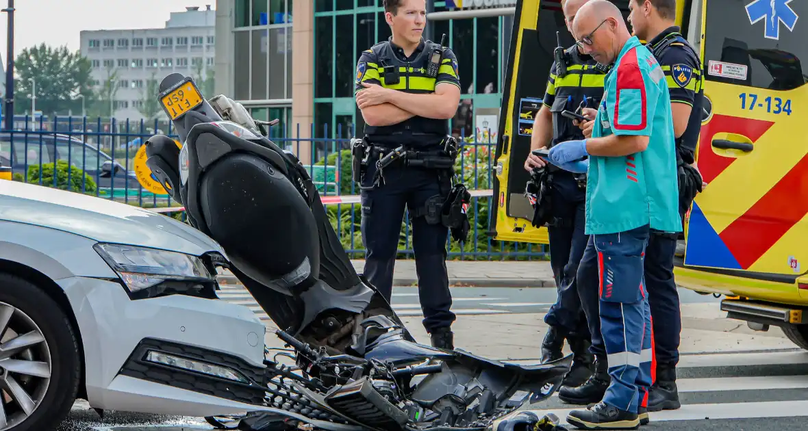 Scooterrijder naar ziekenhuis na botsing met auto - Foto 1