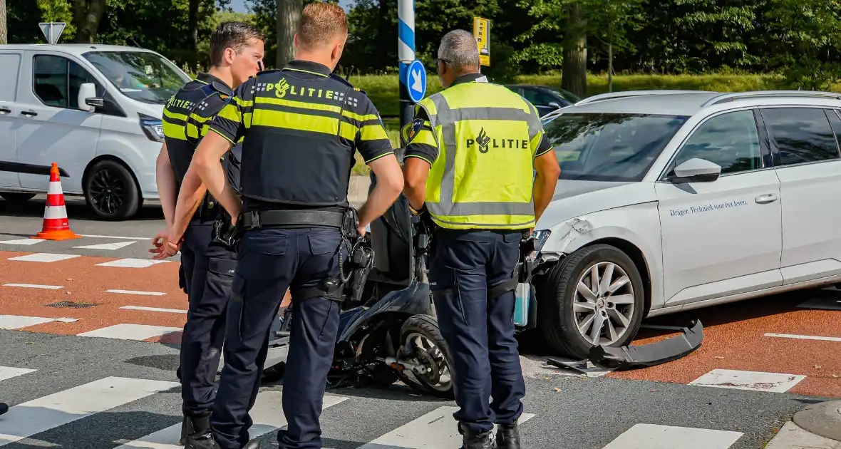 Scooterrijder naar ziekenhuis na botsing met auto - Foto 2