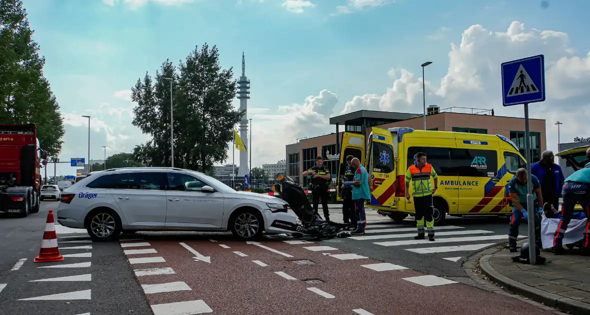 Scooterrijder naar ziekenhuis na botsing met auto - Foto 3