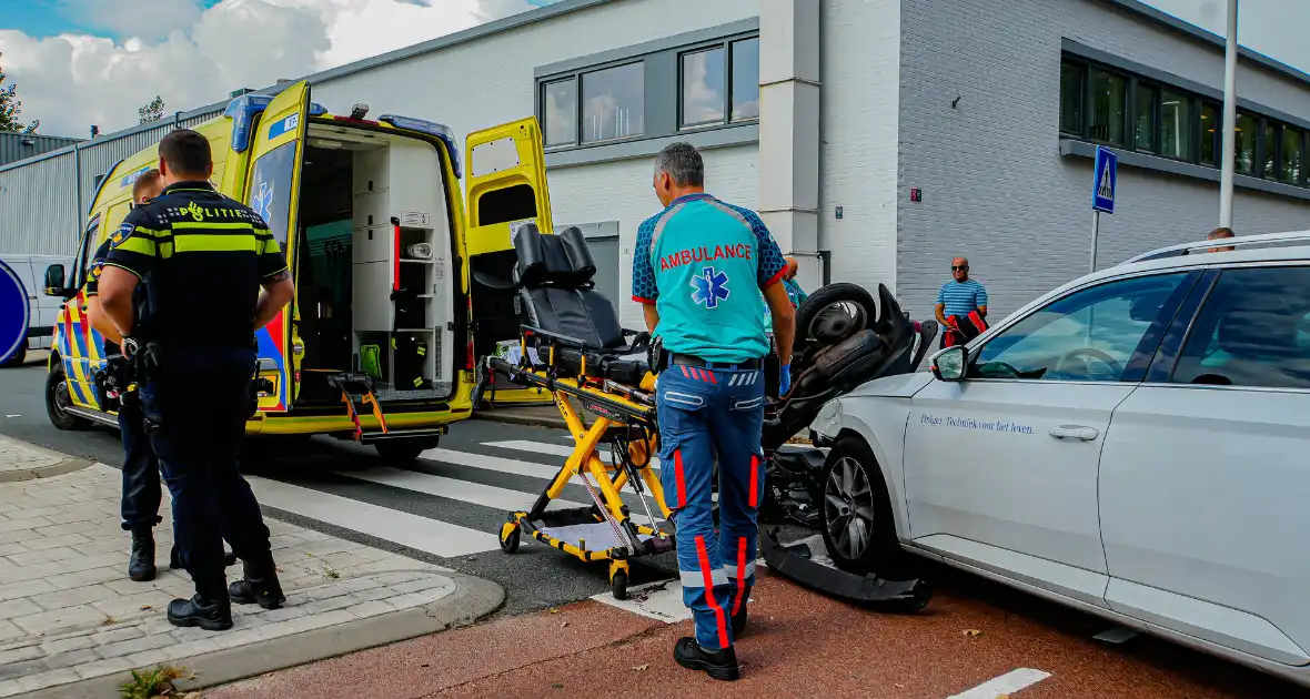 Scooterrijder naar ziekenhuis na botsing met auto - Foto 4