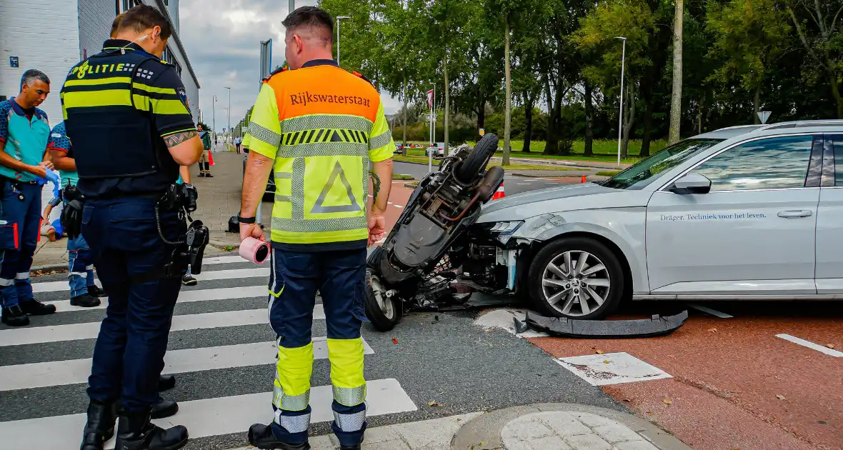 Scooterrijder naar ziekenhuis na botsing met auto - Foto 5