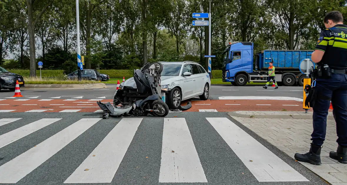 Scooterrijder naar ziekenhuis na botsing met auto - Foto 6