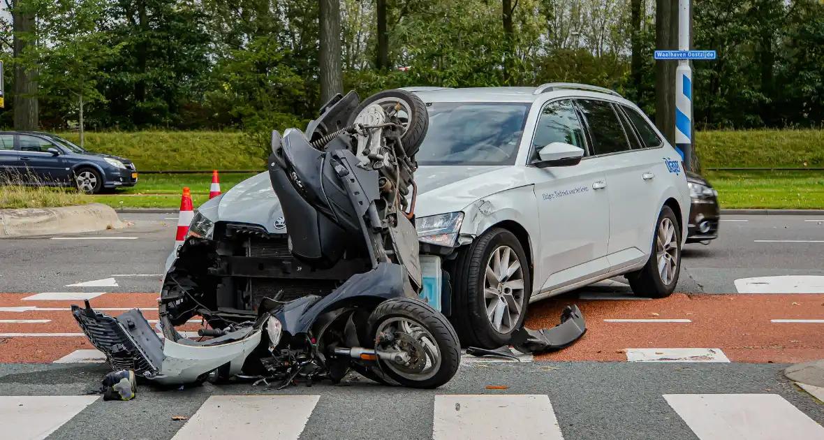 Scooterrijder naar ziekenhuis na botsing met auto - Foto 7