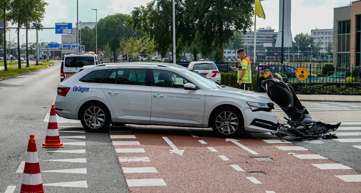 Scooterrijder naar ziekenhuis na botsing met auto - Foto 8