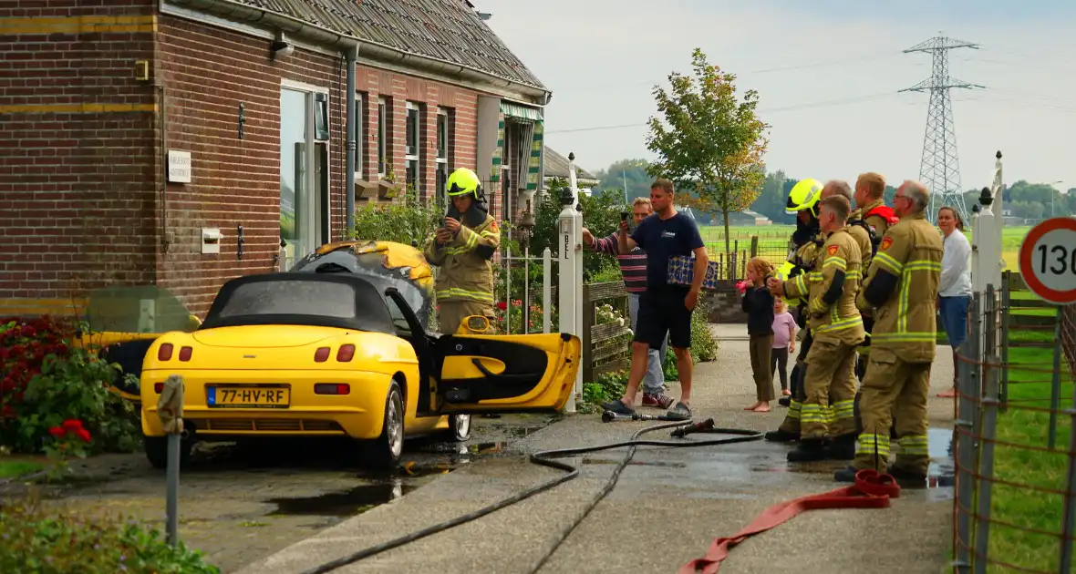 Personenwagen naast woning vliegt in brand - Foto 3