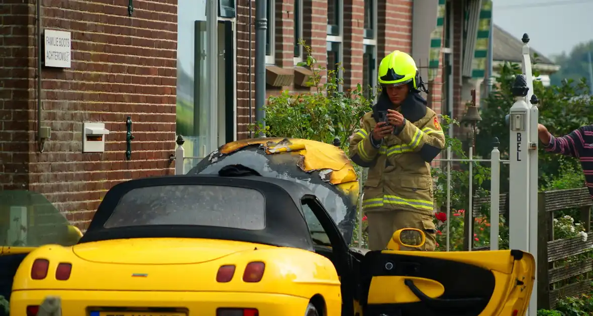 Personenwagen naast woning vliegt in brand - Foto 4